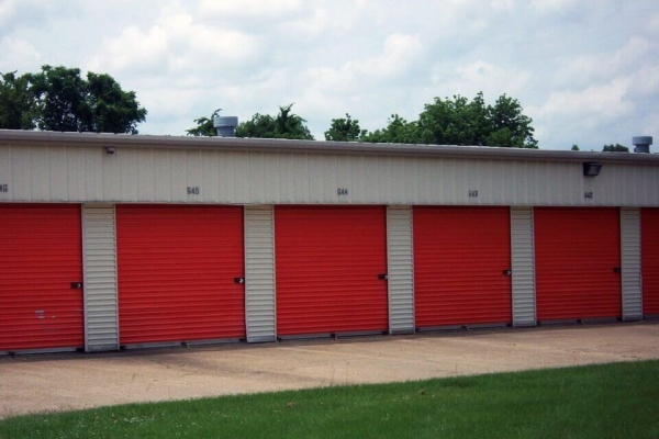 Facility photo: //images.sparefoot.com/medium/215019687b9b60aa073.jpg