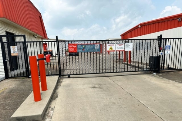 Facility photo: //images.sparefoot.com/medium/215019690769b30608d.jpg