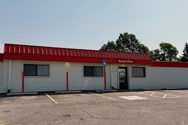 Facility photo: //images.sparefoot.com/medium/215020690607182119e.jpg