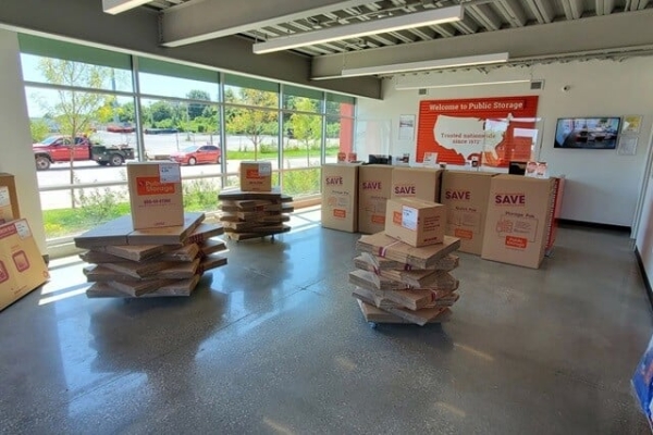 Facility photo: //images.sparefoot.com/medium/21502769f4a8f65c66c.jpg