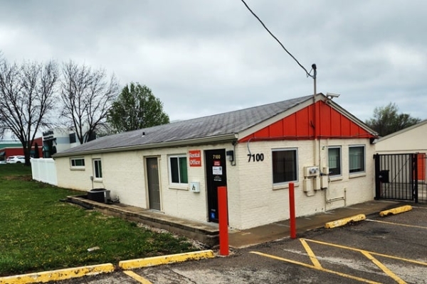 Facility photo: //images.sparefoot.com/medium/215034688cbd06c4546.jpg