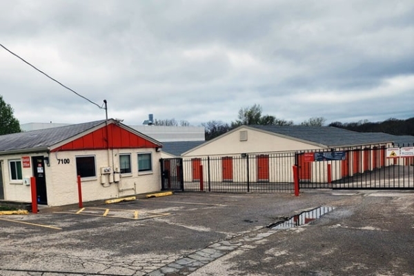 Facility photo: //images.sparefoot.com/medium/215034688e0ea59e854.jpg