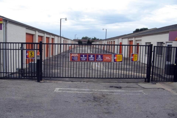 Facility photo: //images.sparefoot.com/medium/2150416923163fa7cc2.jpg