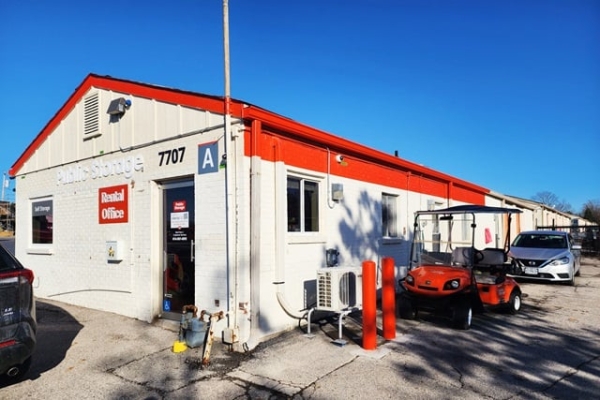 Facility photo: //images.sparefoot.com/medium/21504368a86db58b0f0.jpg
