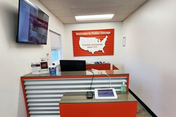 Facility photo: //images.sparefoot.com/medium/215043693c26b24ce7e.jpg