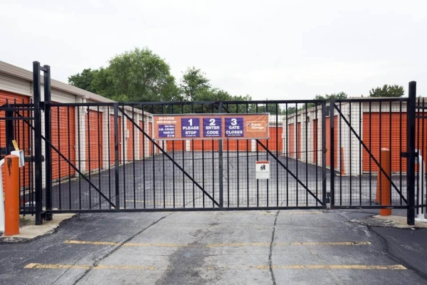 Facility photo: //images.sparefoot.com/medium/215045687a48cf78a57.jpg