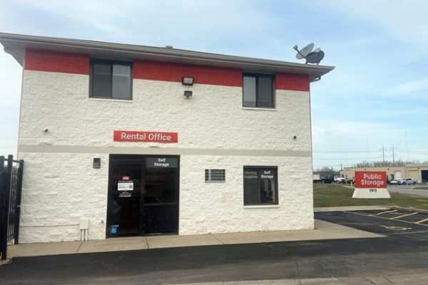 Storage Units at Public Storage - Griffith - 1915 N Cline Ave - 1915 N Cline Ave