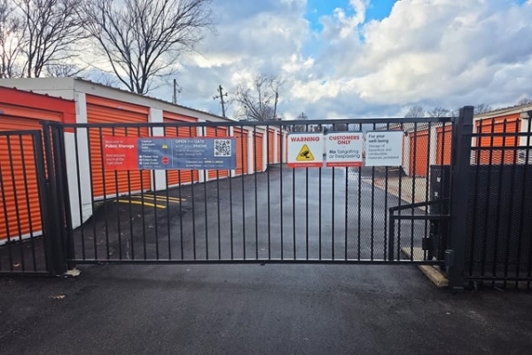 Facility photo: //images.sparefoot.com/medium/215049696b9b3382652.jpg