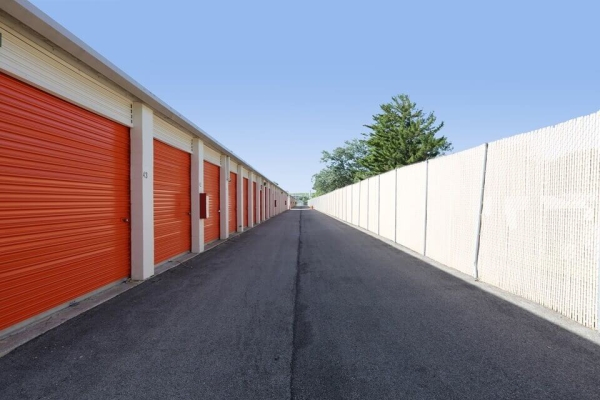 Facility photo: //images.sparefoot.com/medium/215053687e3cfeaf15a.jpg