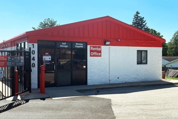Facility photo: //images.sparefoot.com/medium/21505369f4a9f7170d2.jpg