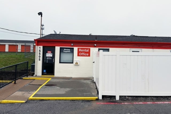 Facility photo: //images.sparefoot.com/medium/215056688e0ee975586.jpg