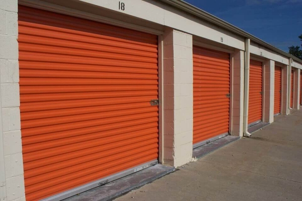 Facility photo: //images.sparefoot.com/medium/215056688e0eea8b86a.jpg
