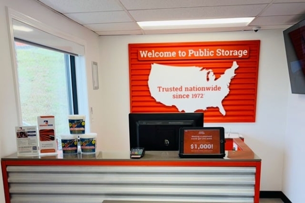 Facility photo: //images.sparefoot.com/medium/21505668a86dab2e25e.jpg