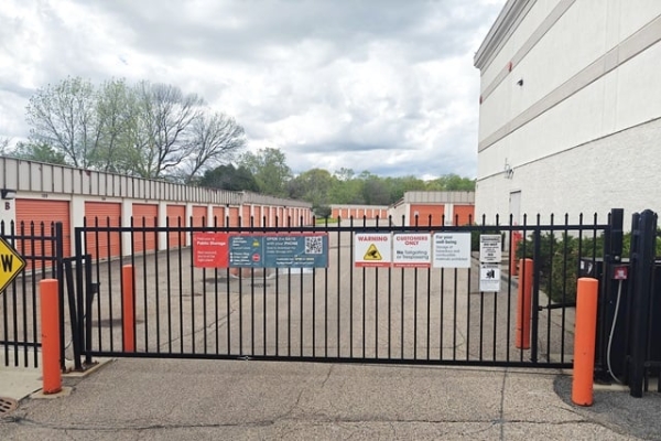 Facility photo: //images.sparefoot.com/medium/21505869e3865016c73.jpg