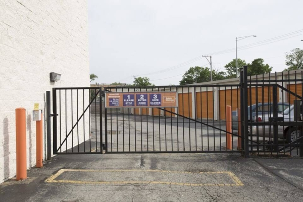 Facility photo: //images.sparefoot.com/medium/21505969ff3347c25c7.jpg