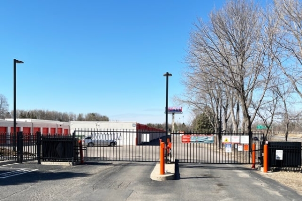 Facility photo: //images.sparefoot.com/medium/215060688e0f0816563.jpg