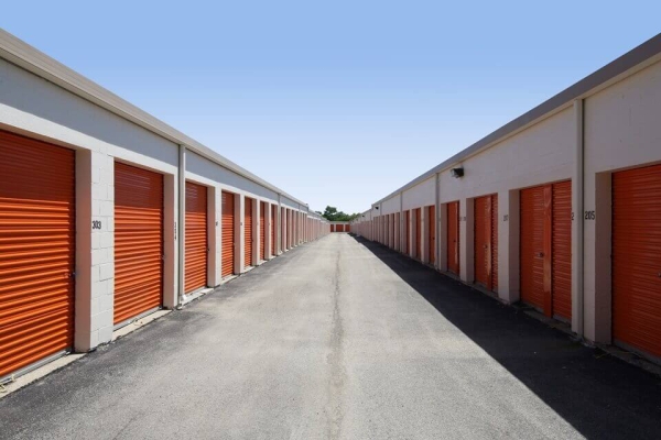 Facility photo: //images.sparefoot.com/medium/2150616877a5585990d.jpg