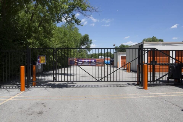 Facility photo: //images.sparefoot.com/medium/2150616921c4602bed1.jpg