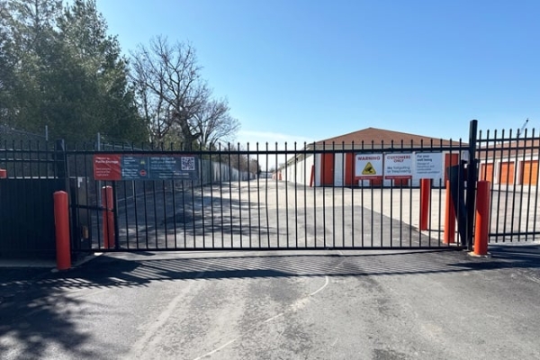 Facility photo: //images.sparefoot.com/medium/215077696b9b6a19c7d.jpg