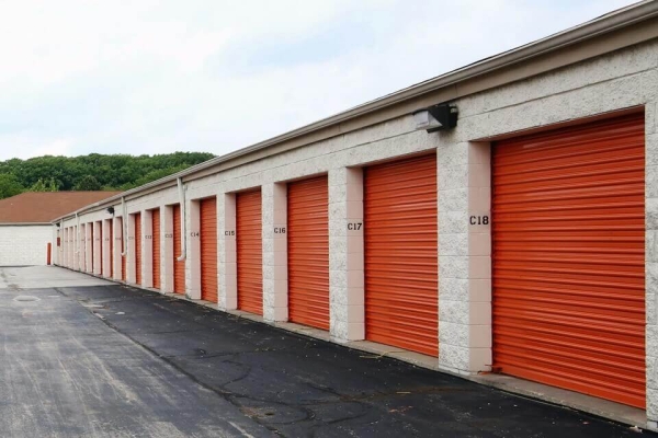 Facility photo: //images.sparefoot.com/medium/21507769f5fac870f76.jpg