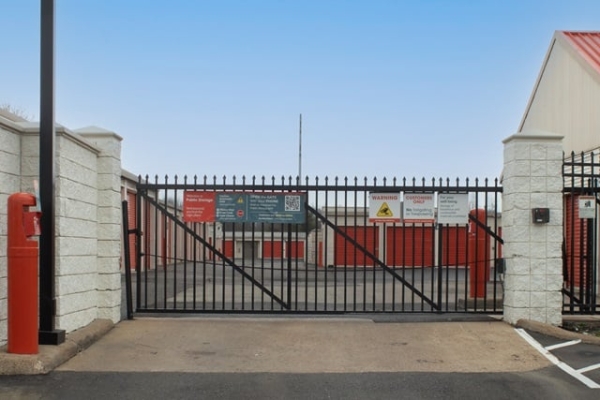 Facility photo: //images.sparefoot.com/medium/2150796a217a445b5fb.jpg