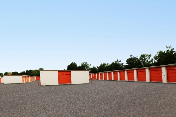 Facility photo: //images.sparefoot.com/medium/215083689355b7cad79.jpg