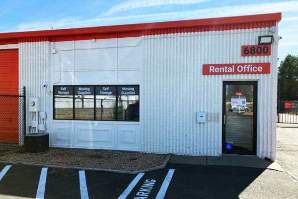 Facility photo: //images.sparefoot.com/medium/21508469908360776f9.jpg