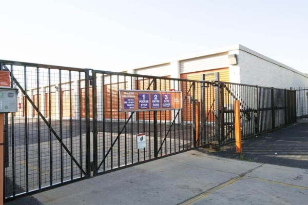 Facility photo: //images.sparefoot.com/medium/2150856877a53db9f8d.jpg