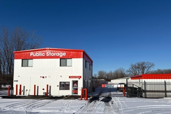 Facility photo: //images.sparefoot.com/medium/215088688cbdef0bf34.jpg