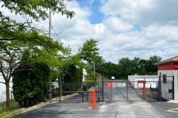 Facility photo: //images.sparefoot.com/medium/215090687e3cf098d3f.jpg