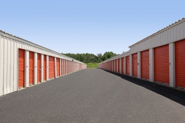 Facility photo: //images.sparefoot.com/medium/21509069f5fa9f22e9e.jpg