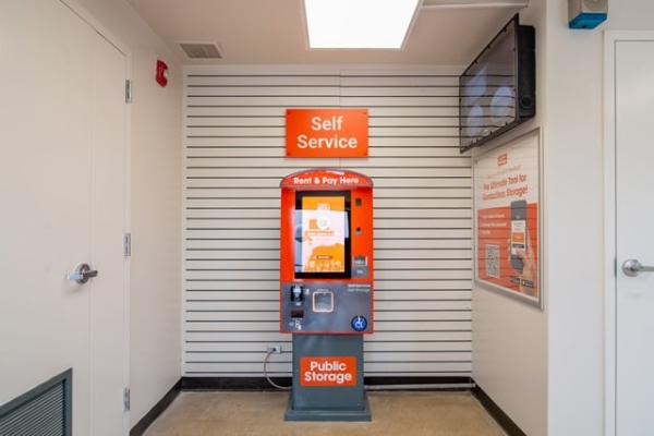 Facility photo: //images.sparefoot.com/medium/2150916877a5bbd7171.jpg