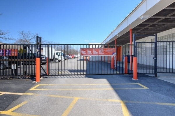 Facility photo: //images.sparefoot.com/medium/215097687cebb537be4.jpg