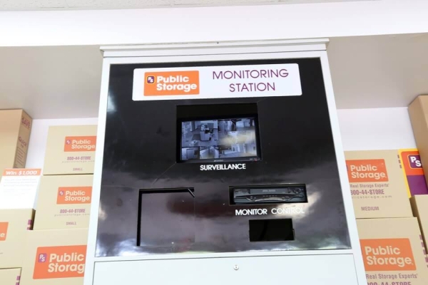 Facility photo: //images.sparefoot.com/medium/2151036956824bd90b6.jpg