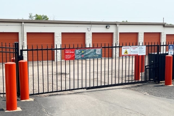 Facility photo: //images.sparefoot.com/medium/215104688e0f8a48b54.jpg