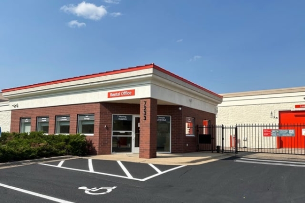 Facility photo: //images.sparefoot.com/medium/2151076a071e0e549de.jpg