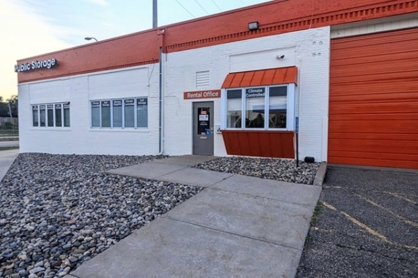 Facility photo: //images.sparefoot.com/medium/2151096963b24a57a48.jpg