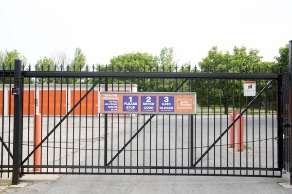 Facility photo: //images.sparefoot.com/medium/2151146a426e73bf1bf.jpg