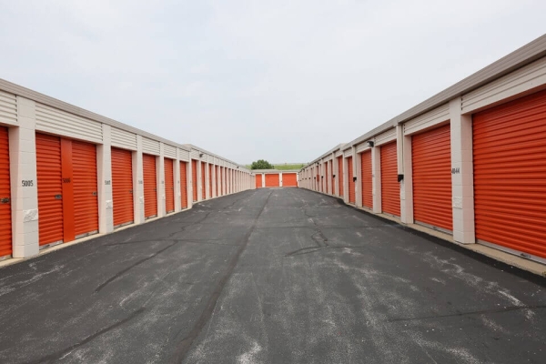 Facility photo: //images.sparefoot.com/medium/215115687e3caa00ed3.jpg
