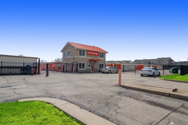 Storage Units at Public Storage - Palatine - 143 E Lake Cook Road - 143 E Lake Cook Road