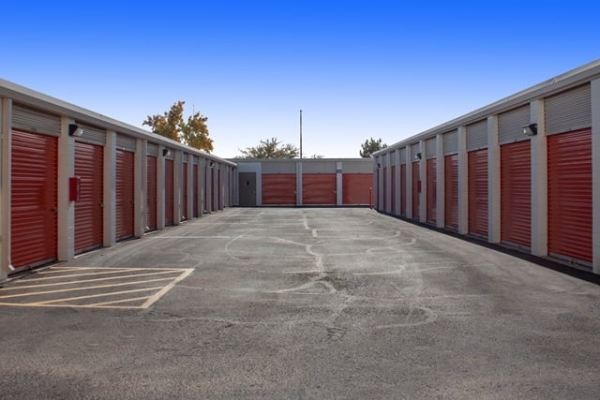 Facility photo: //images.sparefoot.com/medium/215121687b9c781efcc.jpg
