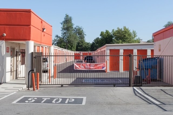 Facility photo: //images.sparefoot.com/medium/2151436a0c6bacc51fe.jpg