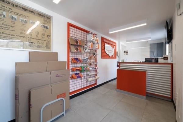 Facility photo: //images.sparefoot.com/medium/215147693c2844aad93.jpg