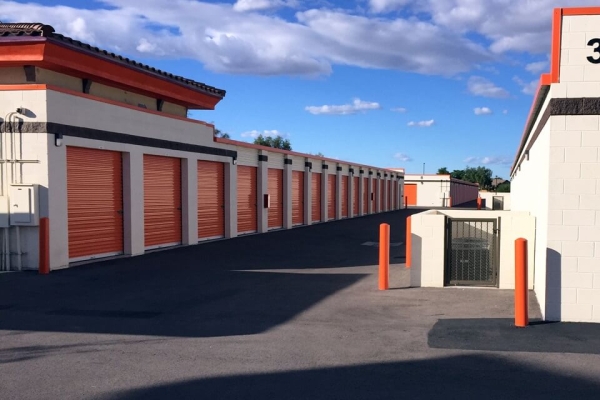 Facility photo: //images.sparefoot.com/medium/215152687f920fd7aba.jpg