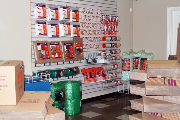 Facility photo: //images.sparefoot.com/medium/2151556a071eceaf46a.jpg