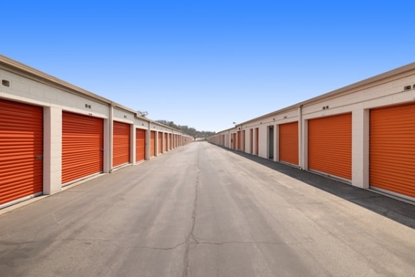 Facility photo: //images.sparefoot.com/medium/2151596877a5c517d86.jpg