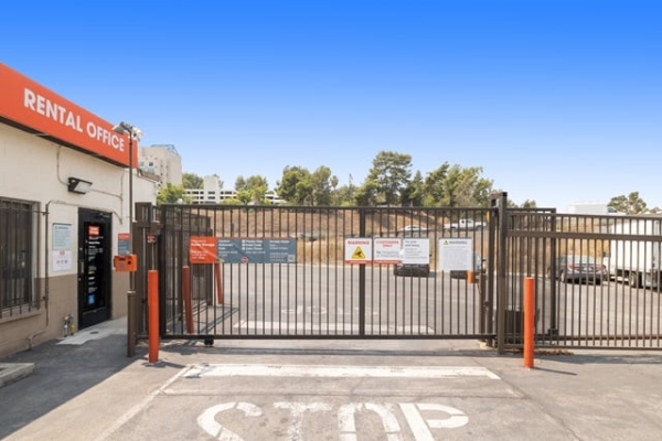 Facility photo: //images.sparefoot.com/medium/2151596877a5c6e1dab.jpg
