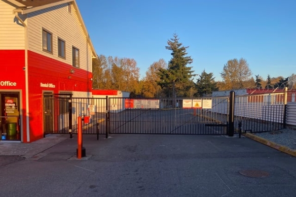 Facility photo: //images.sparefoot.com/medium/215162687b9cfbe5116.jpg