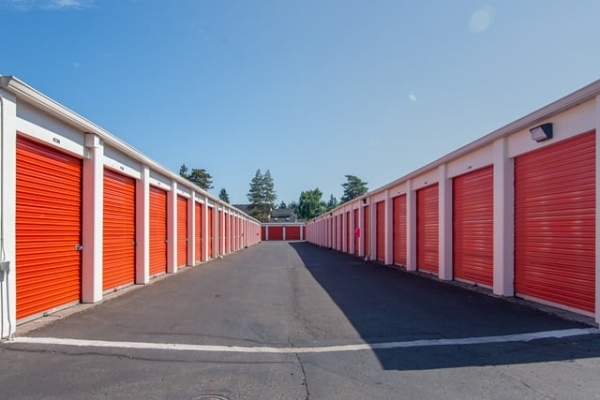 Facility photo: //images.sparefoot.com/medium/21516468c6c164158cf.jpg