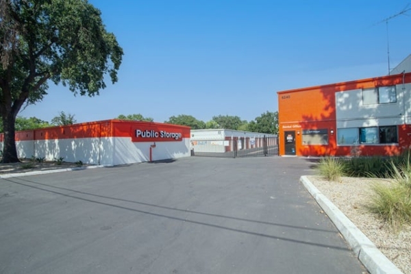 Facility photo: //images.sparefoot.com/medium/215169688f61caa59c3.jpg